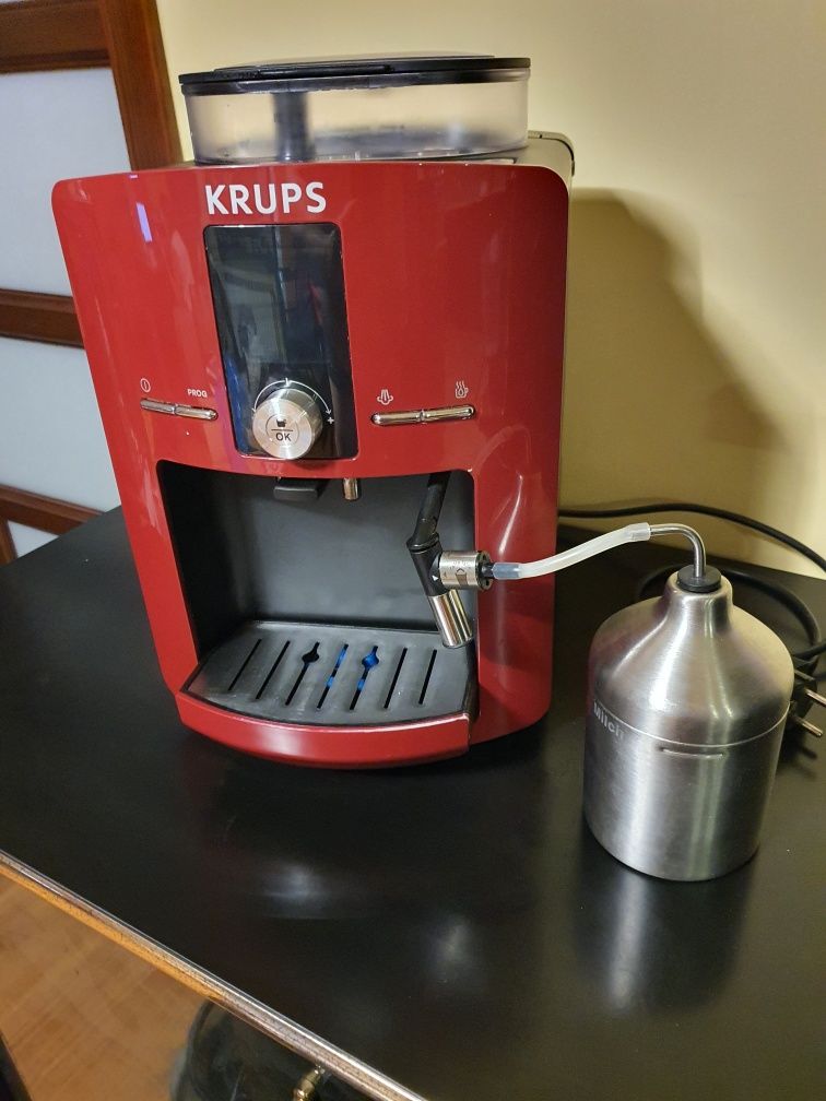 Automatyczny ekspres do kawy marki krups ea8255 czerwony
