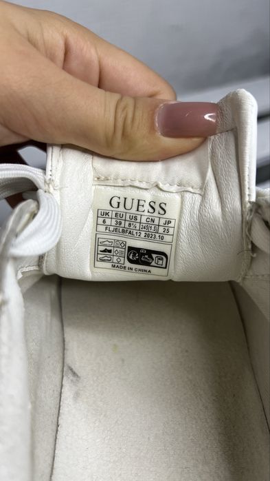 жіночі кросівки Guess Elbina