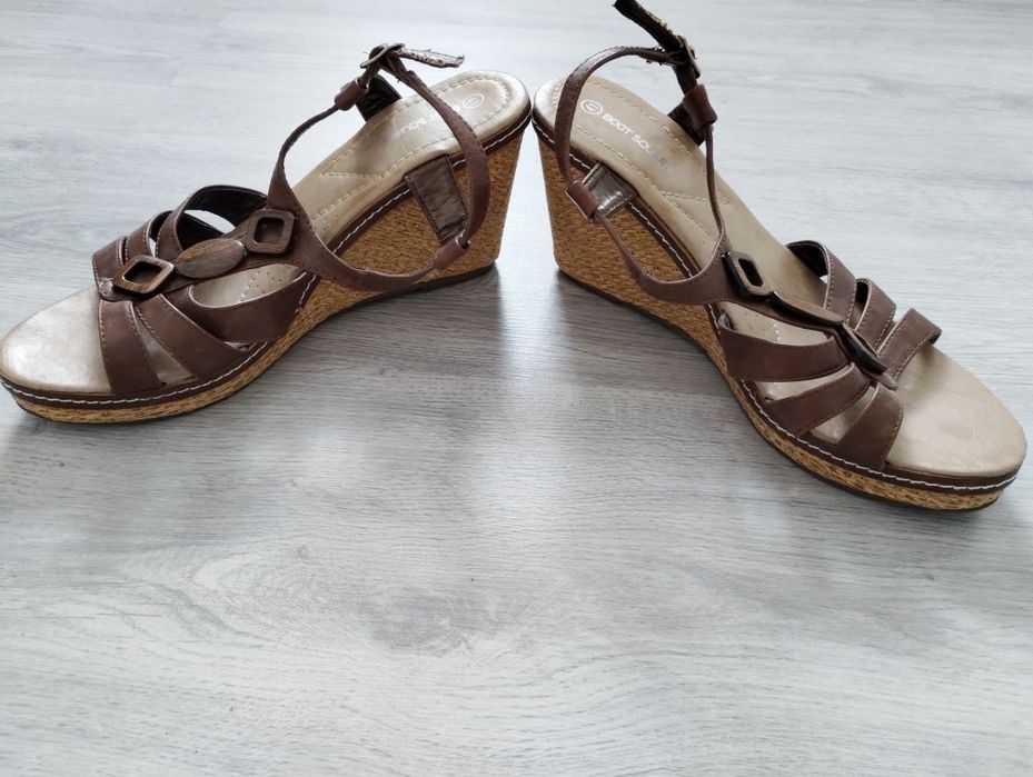 Sandały na koturnie r. 40