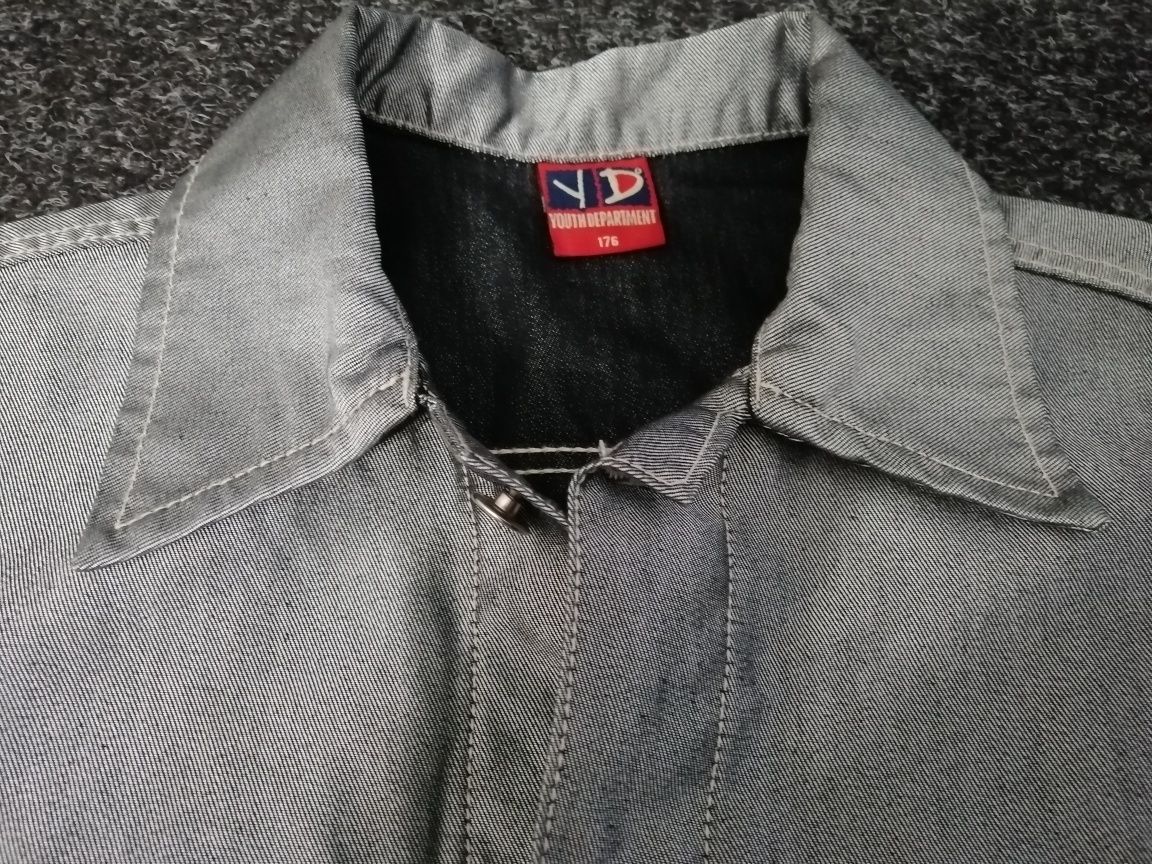 Куртка джинсова, стального кольору та принтом.