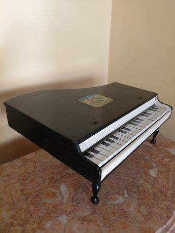 Baby grand piano antigo muito estimado a funcionar na perfeição