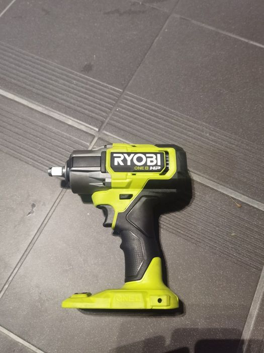 Klucz udarowy akumulatorowy Ryobi RIW18X i baterią 2.0ah i ładowarka.