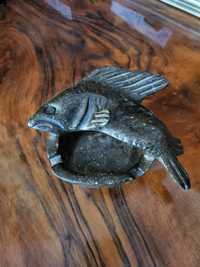 Kamienna popielniczka z rybą
