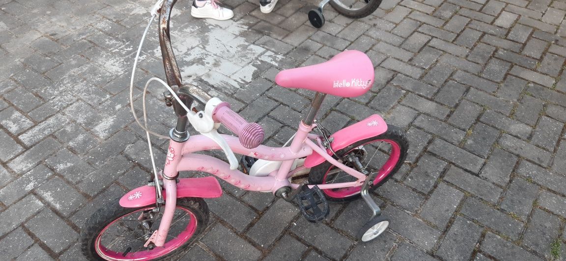 Bicicleta de menina com rodinhas.