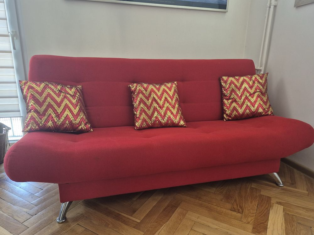 Sofa trzyosobowa czerwona srebrne nóżki
