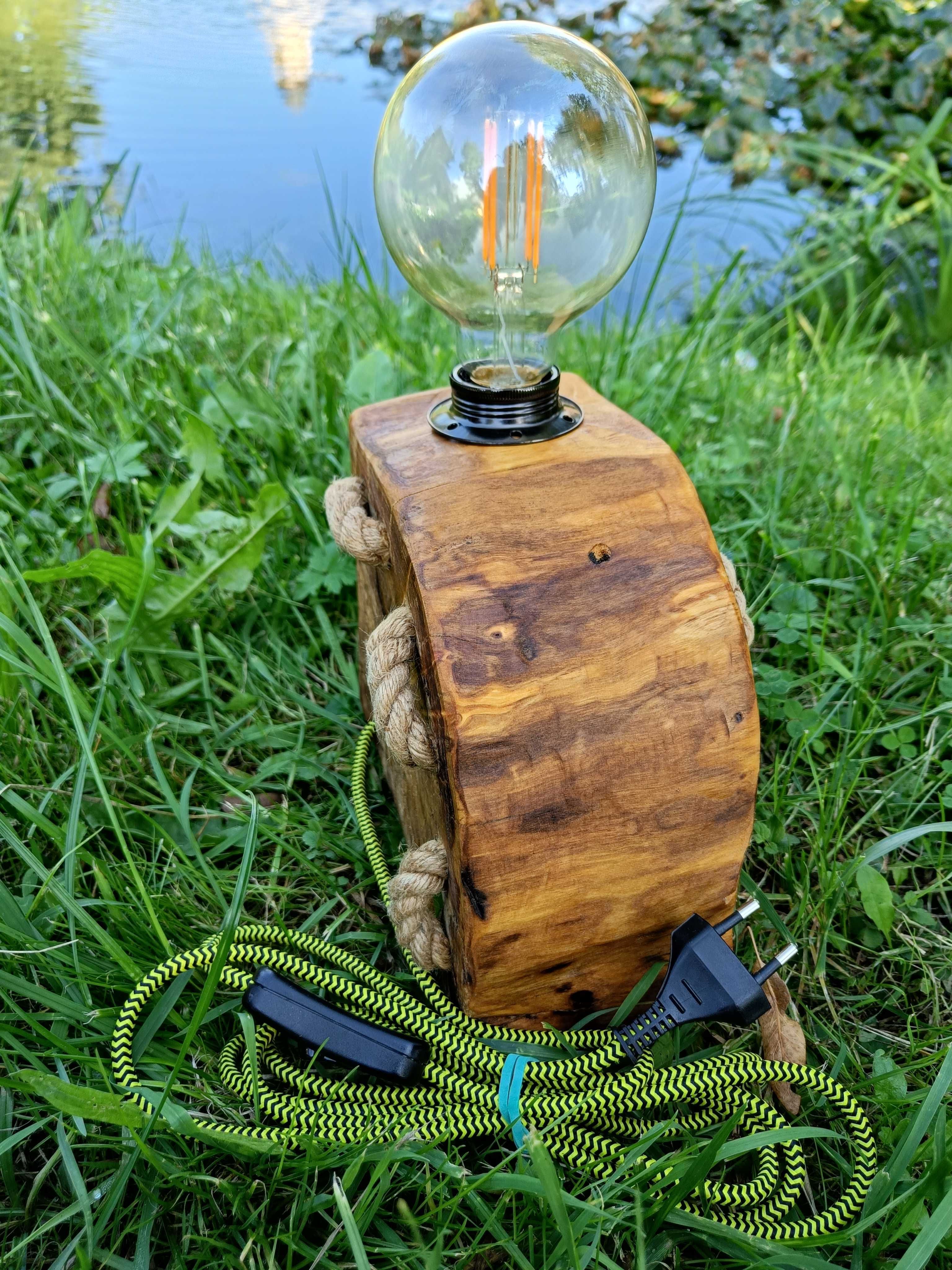 Piękna lampa z drewna