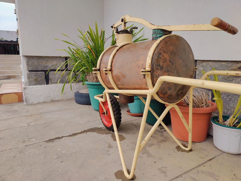 Pulverizador Antigo com Rodas – Raro / Decorativo / Colecionismo

Vend