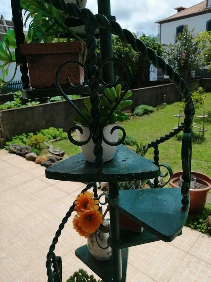 Floreira em caracol em ferro forjado
