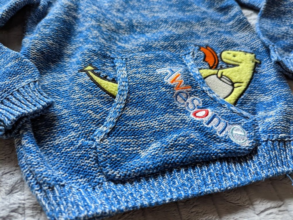 Niebieski sweterek dziecięcy z kieszenią i dinozaurem 92