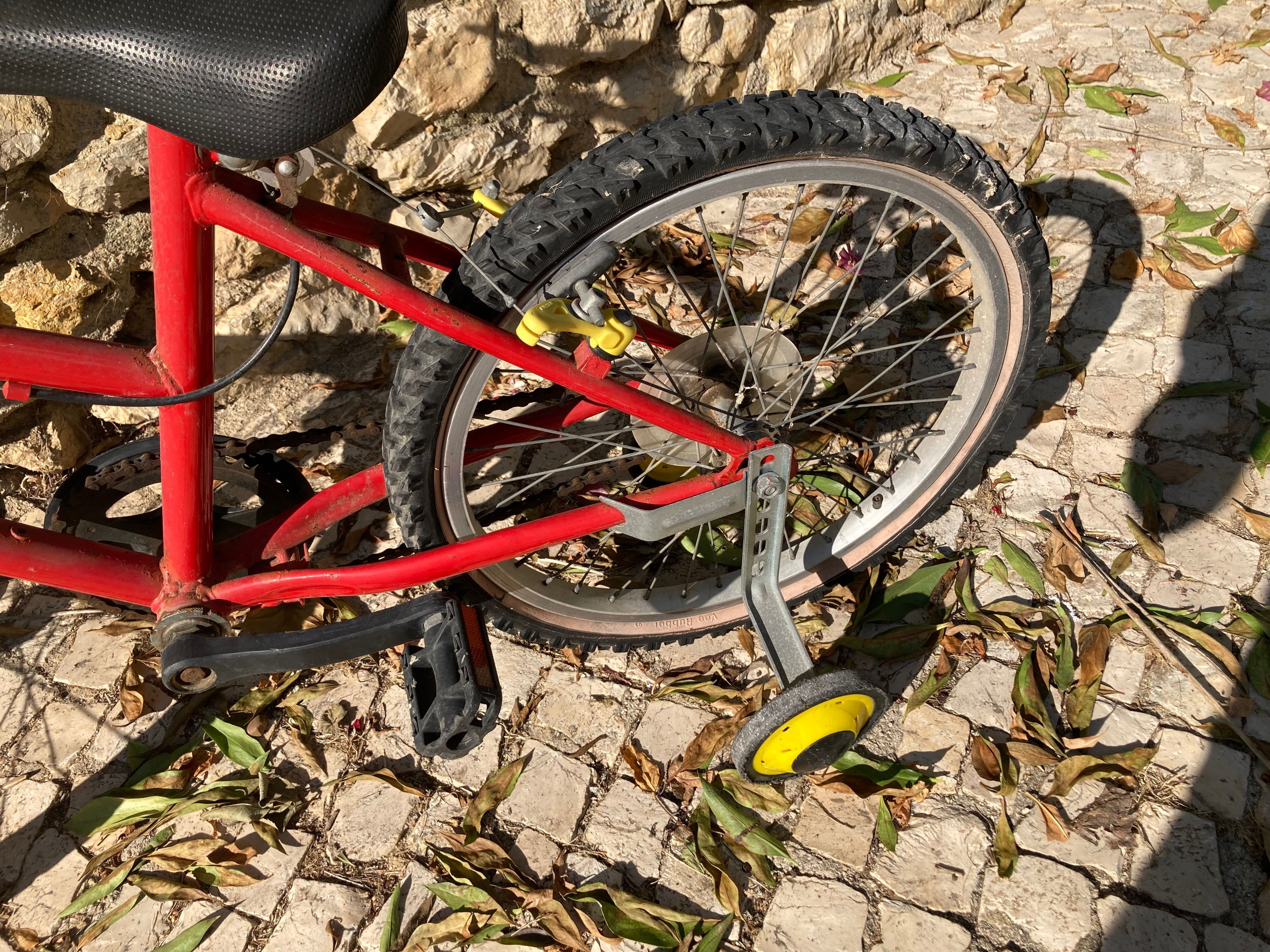 Bicicleta de criança antiga com rodinhas