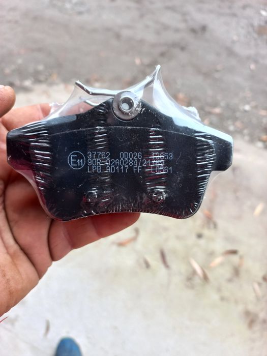 Комплект гальмівних колодок на пежо 3008