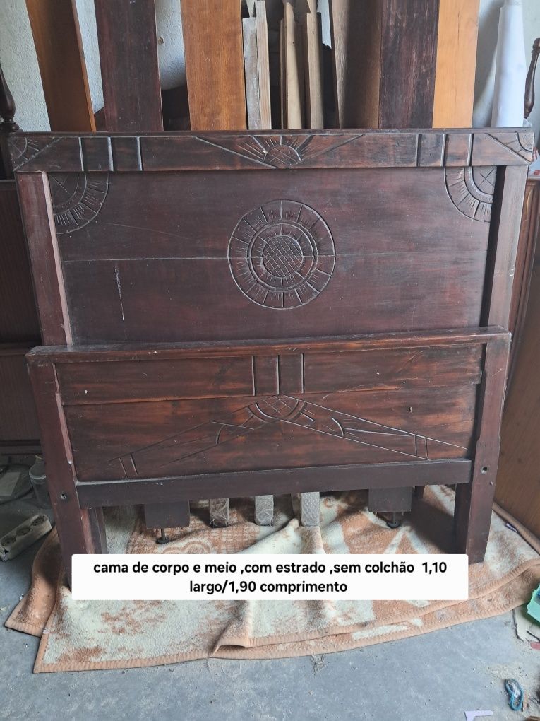 Cama de corpo e meio com estrado em madeira maciça