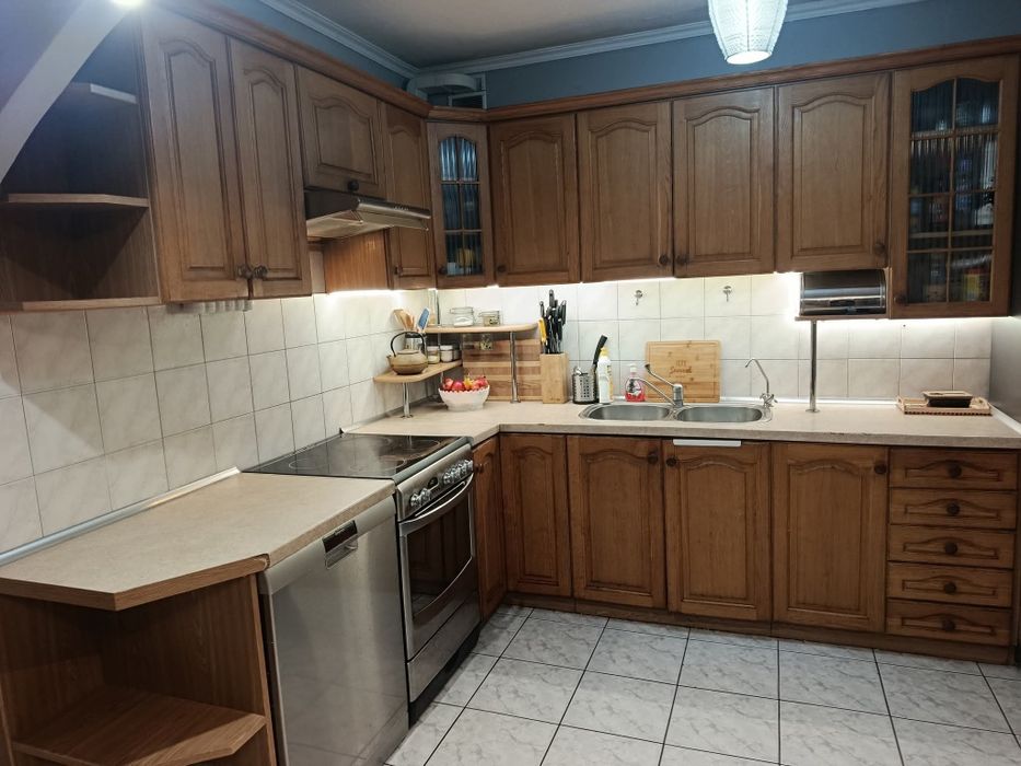 Kuchnia dębowa
Kuchnia stan dobry,  fronty dębowe, do odrestauro