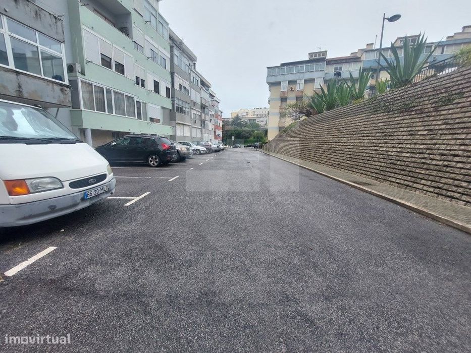 Armazém em Linda-a-Velha com 555m2