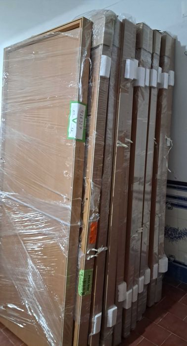 Lote de Portas Interiores Esq. e Dit. Novas e Puxadores em inox