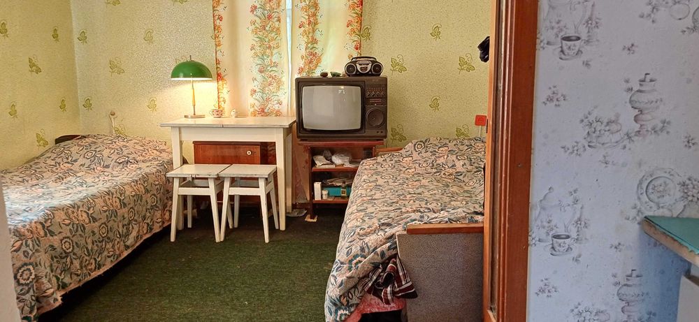 Терміново продам цегляний дачний будинок з гаражем і садом