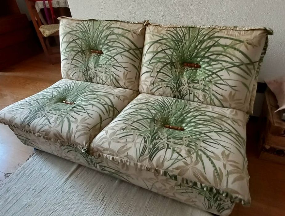 Mesa de abas e cadeiras em pinho e sofás!