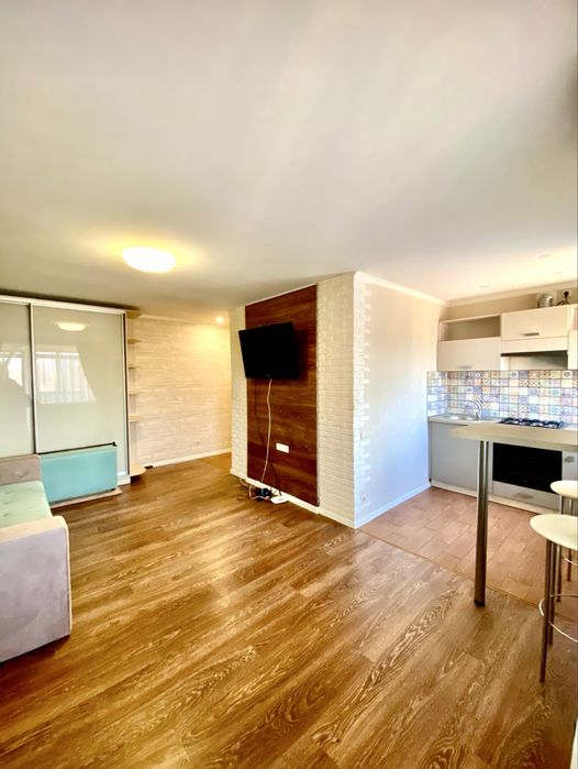 Центр міста вул Ярослава Мудрого поверх 3  1-на квартира