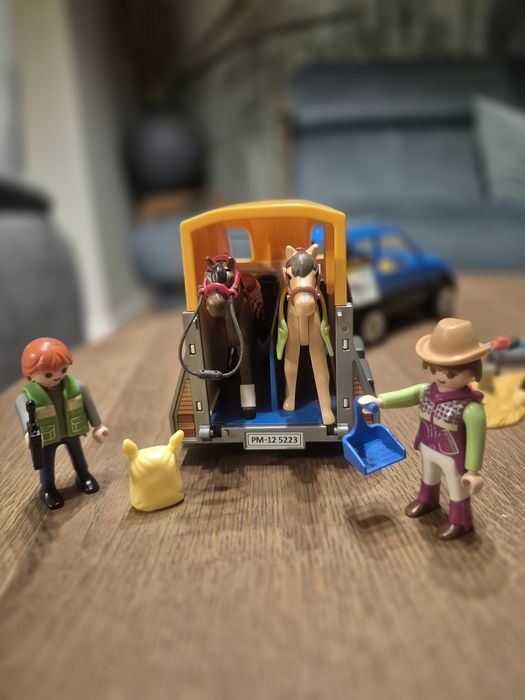 Zestaw Playmobil samochód z przyczepą dla koni + dodatki