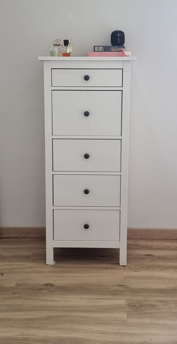 Cómoda alta Hemnes Ikea. Pinho maciço com velatura branca.