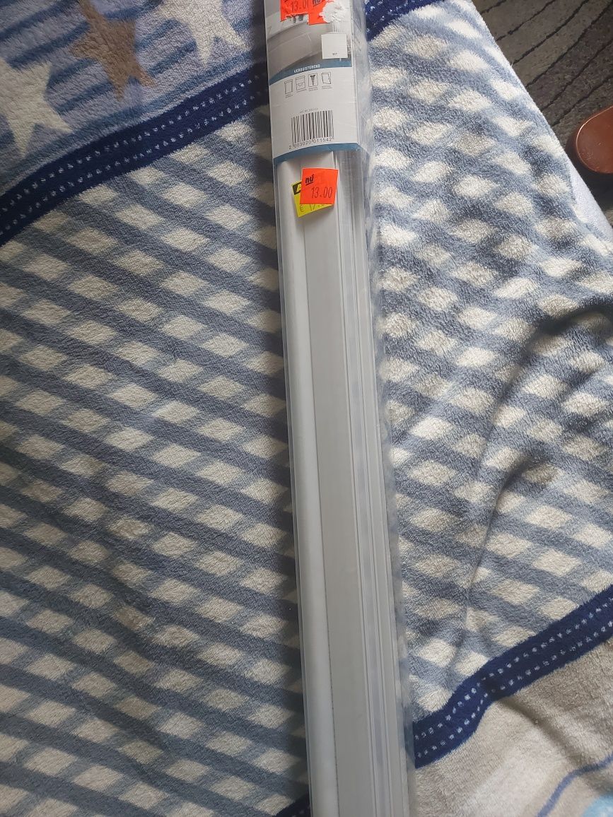 Roleta w kasecie z prowadnicami biała