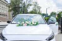 Ślubne kwiaty na auto