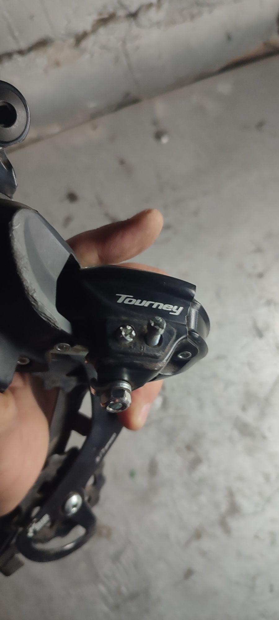 Задній перемикач Shimano 6-7 швидкостей.