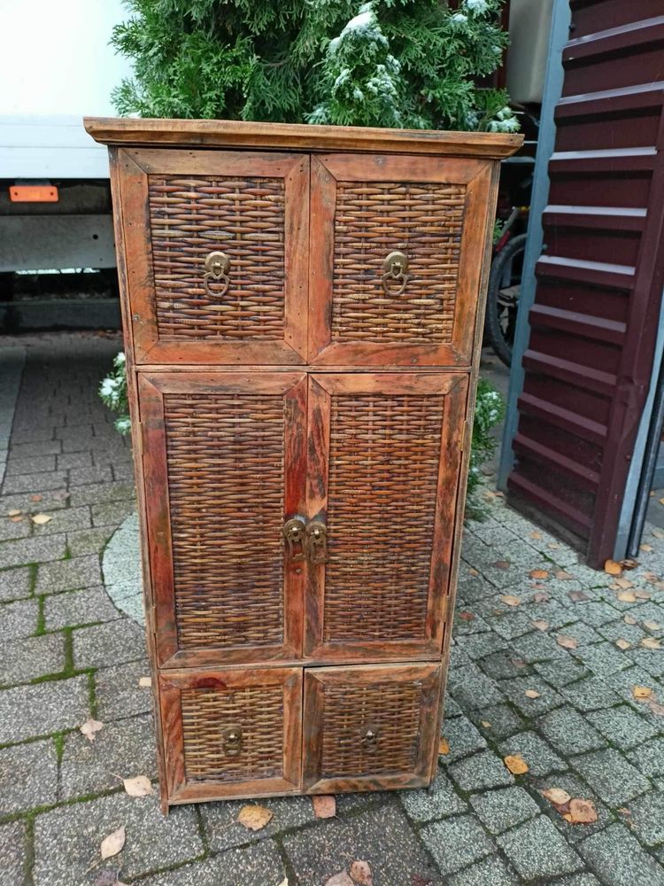 Sliczna komodka z wiklinowymi dodatkami