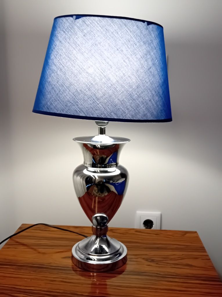 Candeeiro de mesa prateado