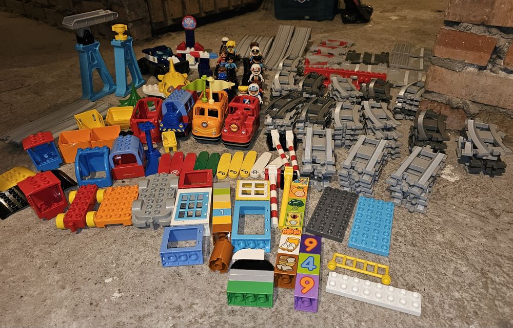 Zestaw torów Duplo + lokomotywy + wagony + akcesoria