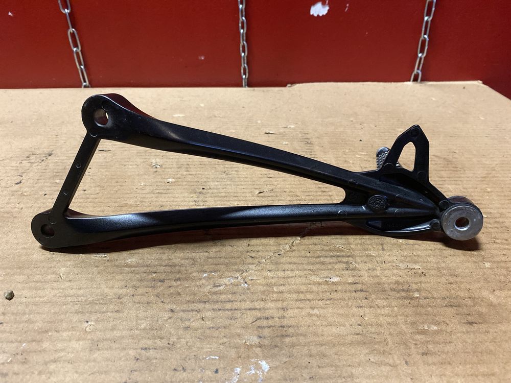 Kawasaki Ninja ZX-10R prawy set podnóżek B746