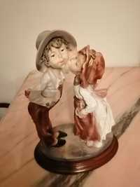 Duas estatuetas de casal de namorados em Marfinite