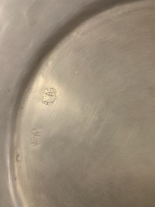 Prato dourado decorativo em latão