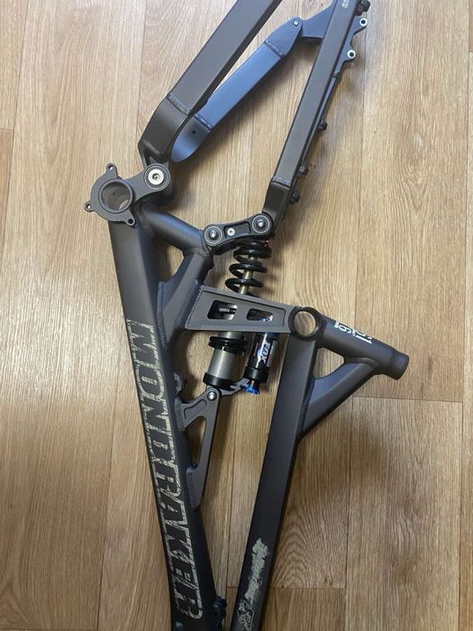 Рама Modraker Plunder R з амортом Fox