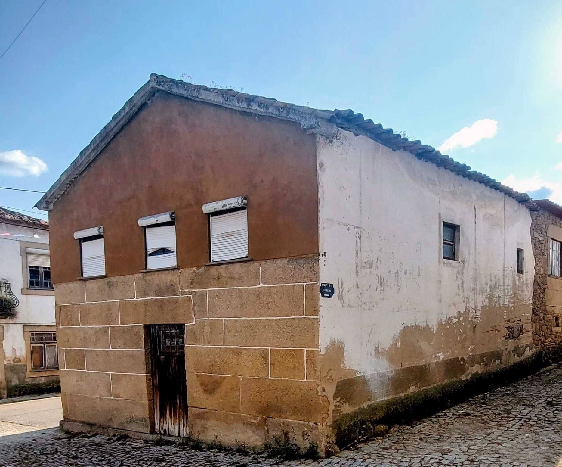 Vende-se CASA RÚSTICA em Algodres junto à igreja