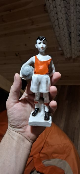 Статуэтка «Юный вратарь», скульптор Венкова И. А., фарфор ЛФЗ, 1960-е,