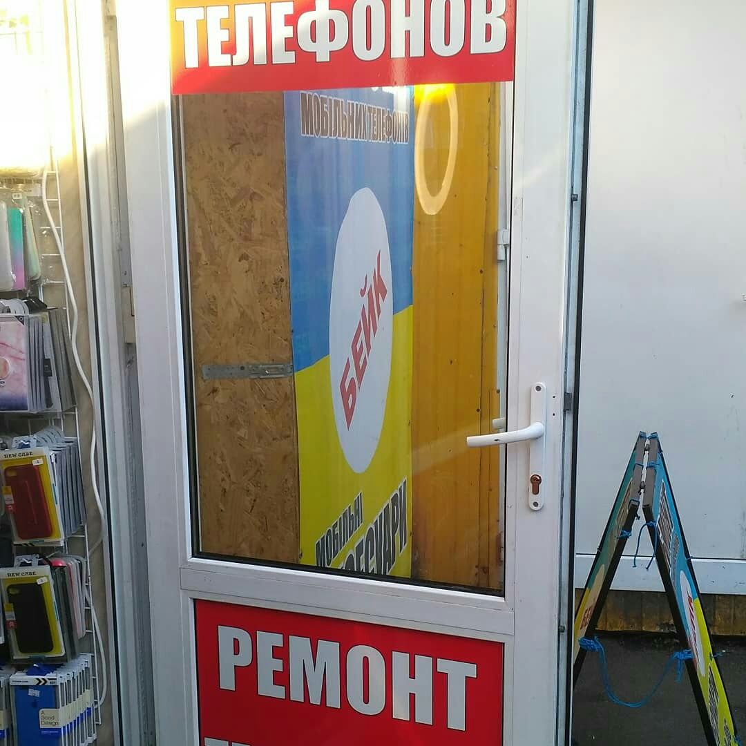 Поклейка оракала, оклейка витрин, брендирование торговых точек