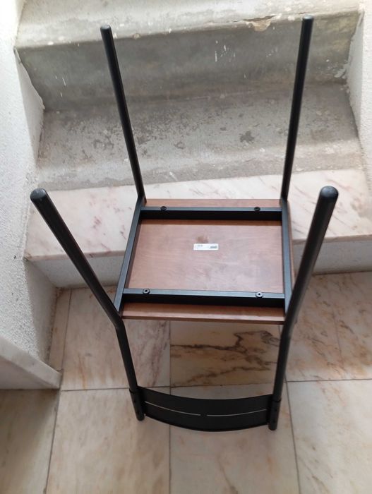 Cadeira IKEA Cor preta tampo castanho