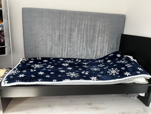 Czarne łóżko ikea