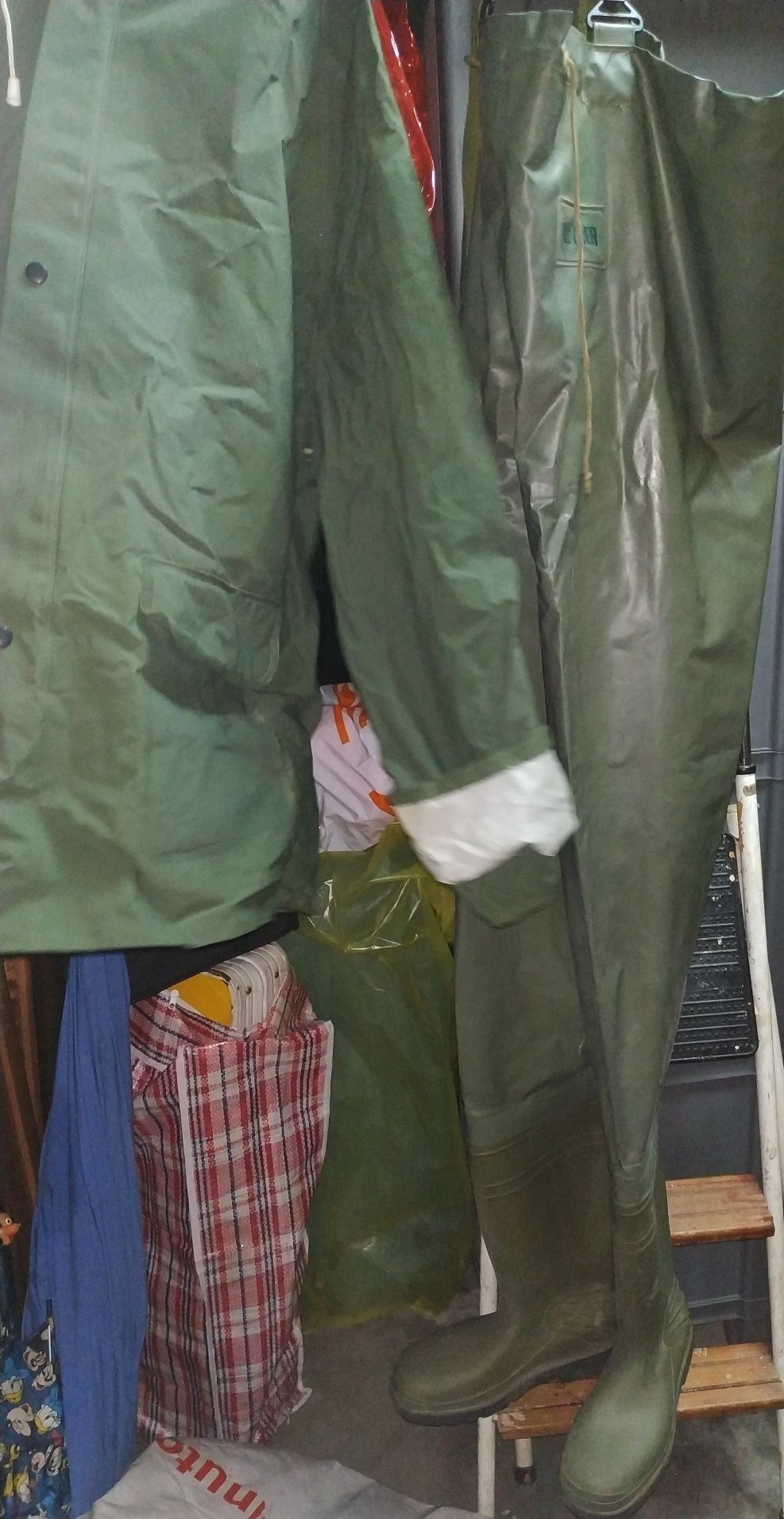 Botas e capa de chuva - Pesca