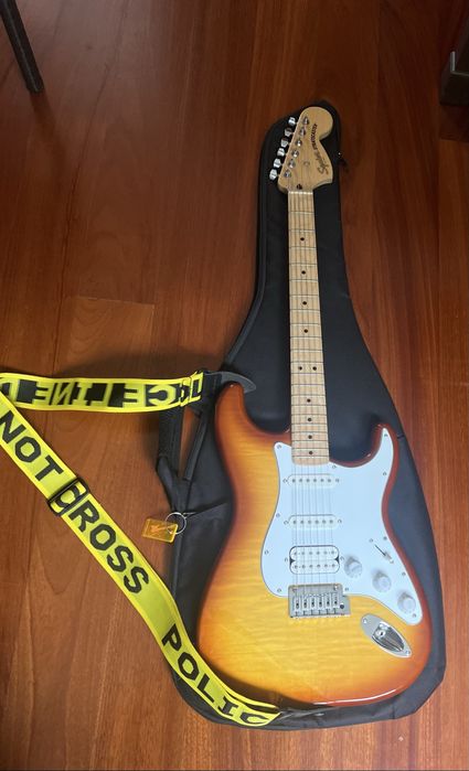 Guitarra Fender Squier Stratocaster + amp