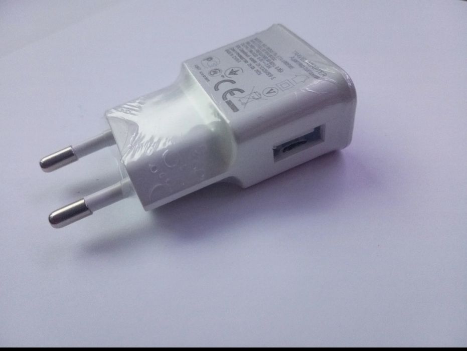 Kostka ładująca adapter ładowarka USB 2a

nowa biała travel adapter