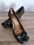 Sapato preto de salto alto