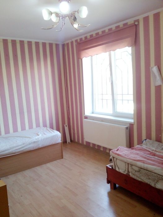 В 2-х этажном доме,комнаты, (бомбоубежище, свет всегда)