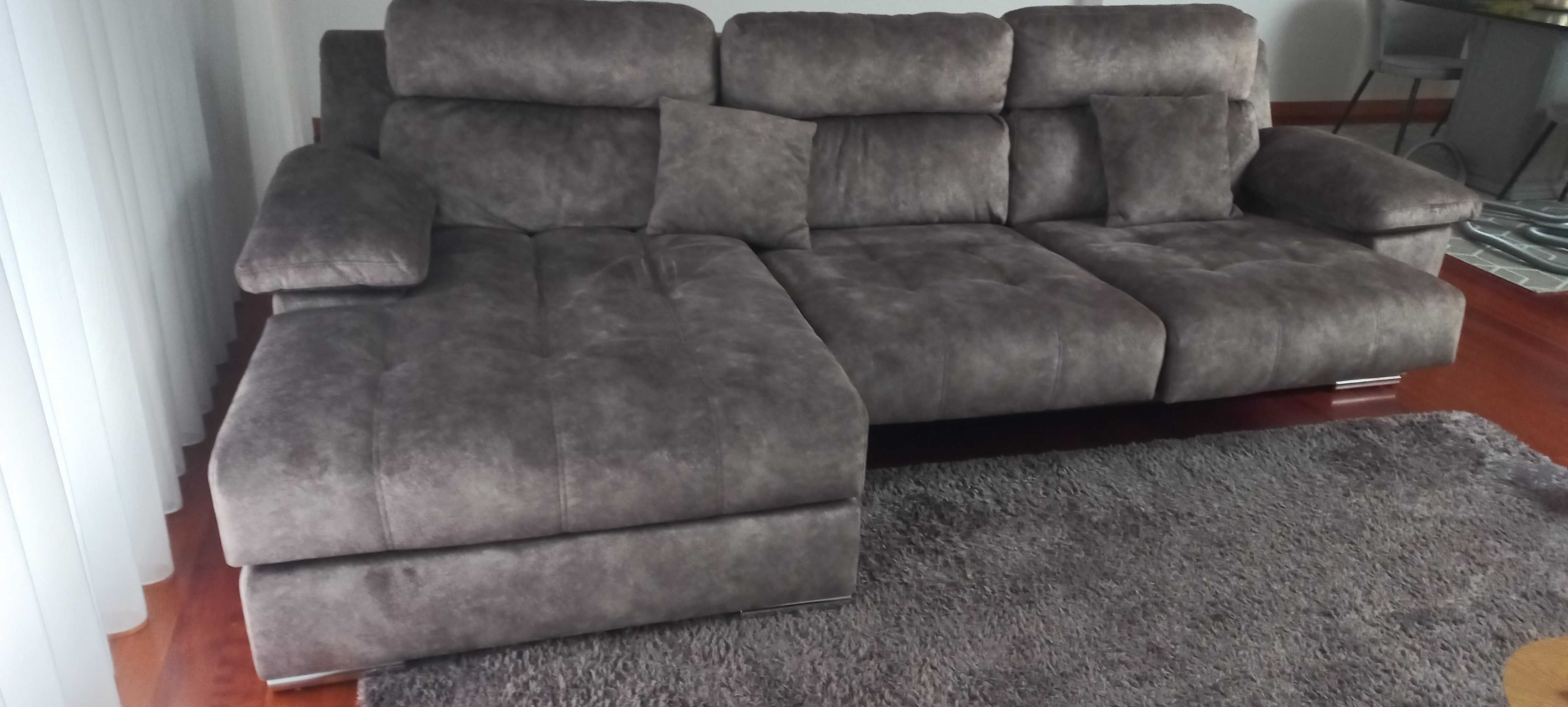 Sofá com chaiselong castanho com 2,80x120 como novo.