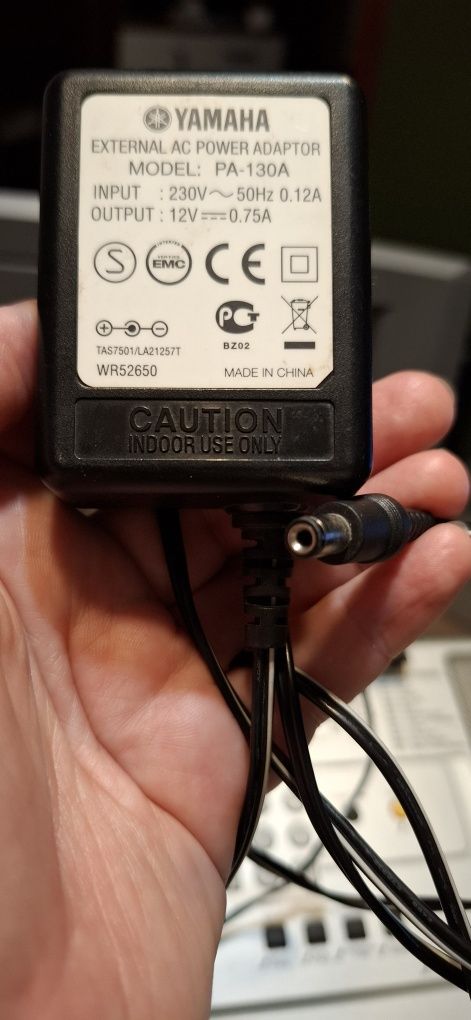 Keyboard YAMAHA PSR E323, że stojakiem, oparciem na nuty i ładowarką,