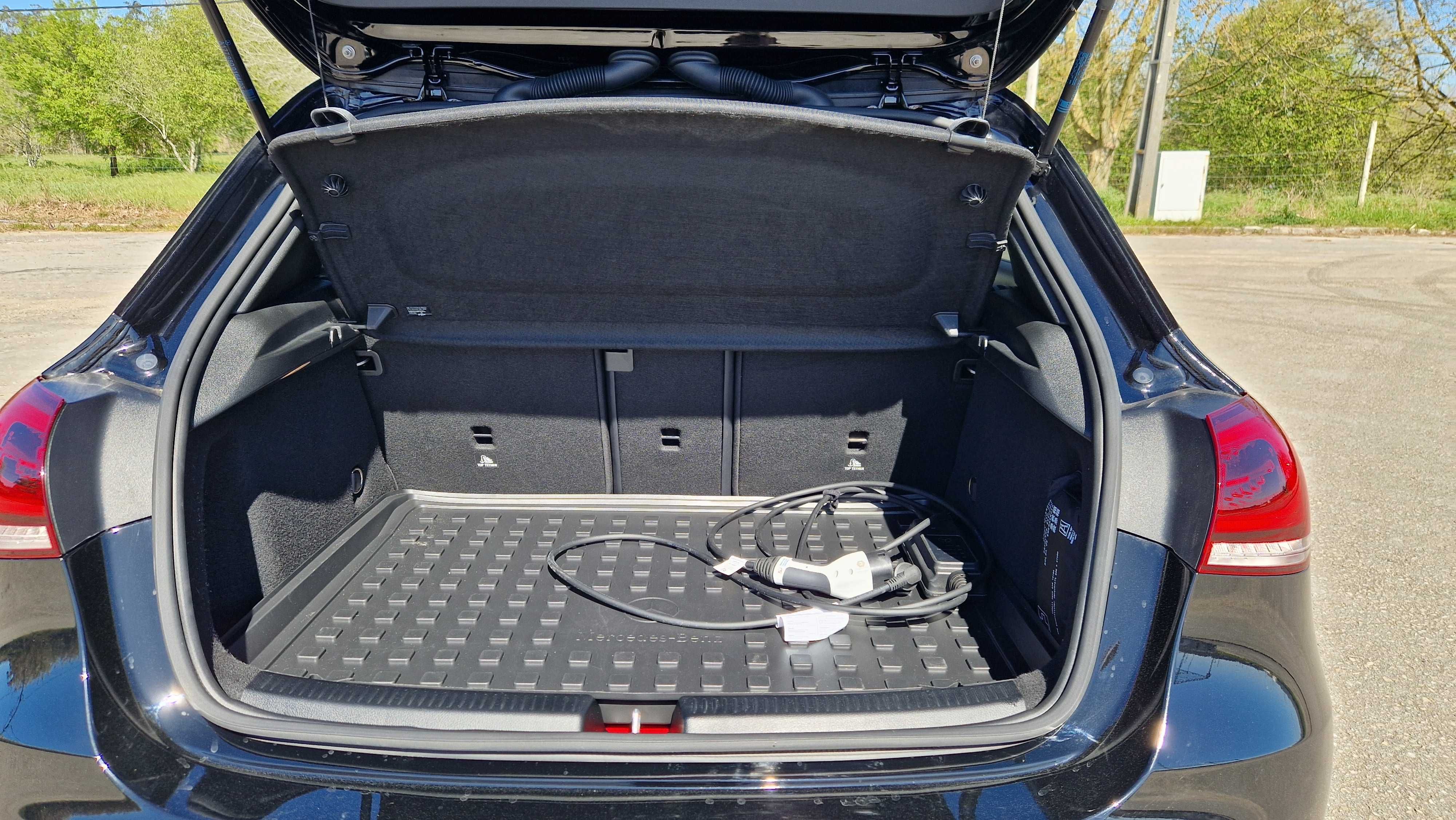 Mercedes-Benz A250e Híbrido Plug-in Nov de 2022 com 218 Cv  14 000 km