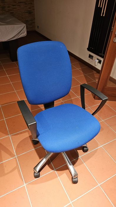Cadeira de escritório almofadada com rodas