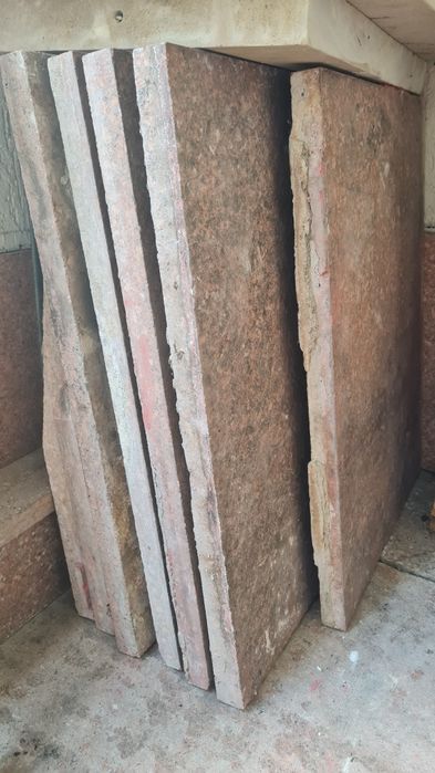 Kilka granitowych płyt czerwonych-płomieniowanych 60/60