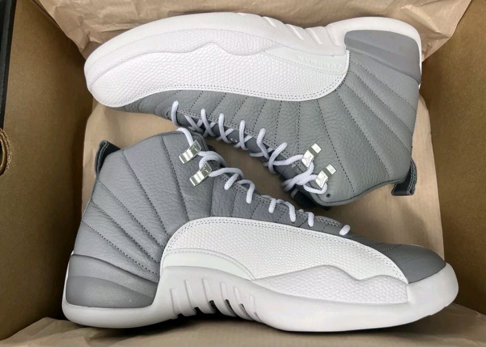 Nike Air Jordan Retro 12 Stealth.